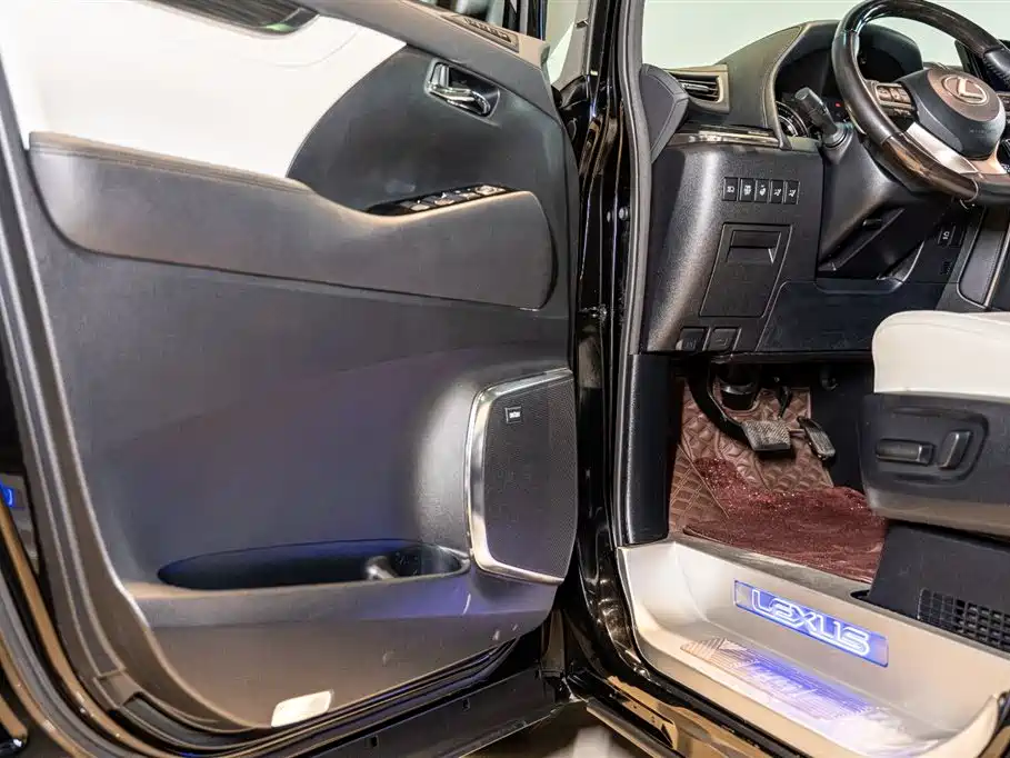 Lexus LM 2020 300h Seven-Seater Elegance Edition фото 7