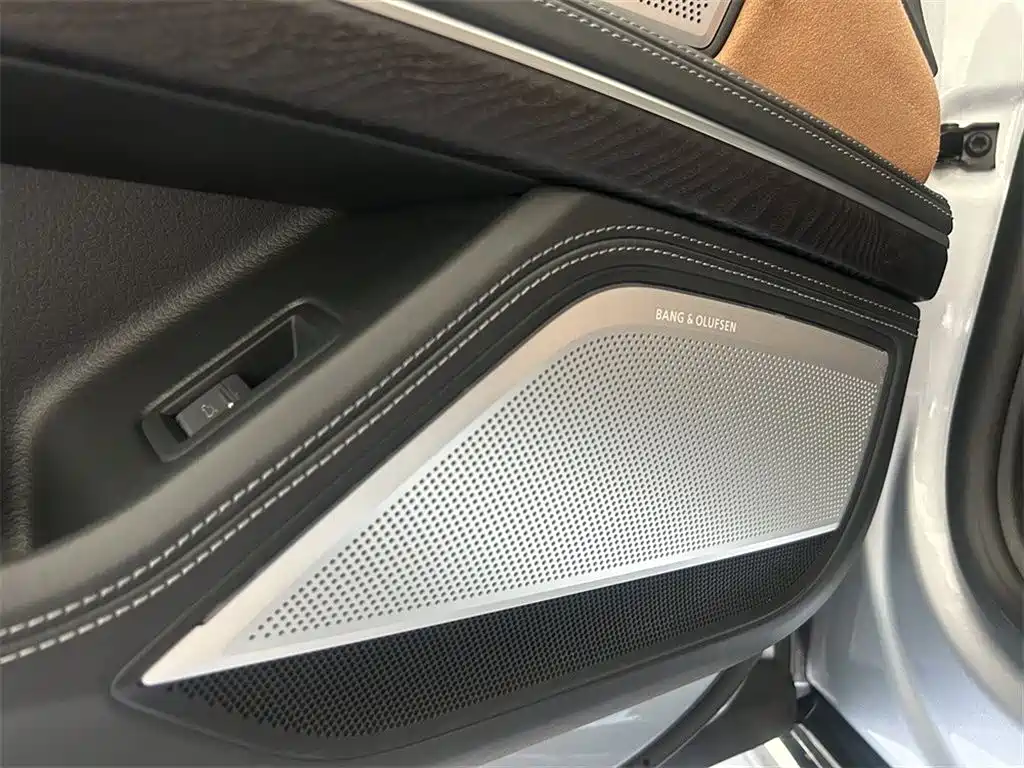 Фото 15 - Audi A8