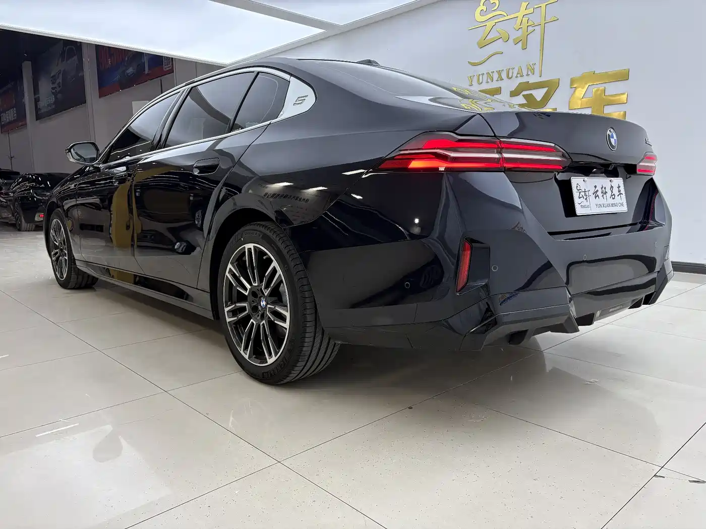 BMW 5 Series 2024 530Li Leading M Sport Package фото 11