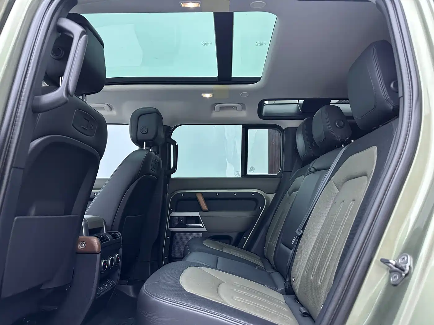 Land Rover Defender 2020 Model 110 P400 HSE фото 18