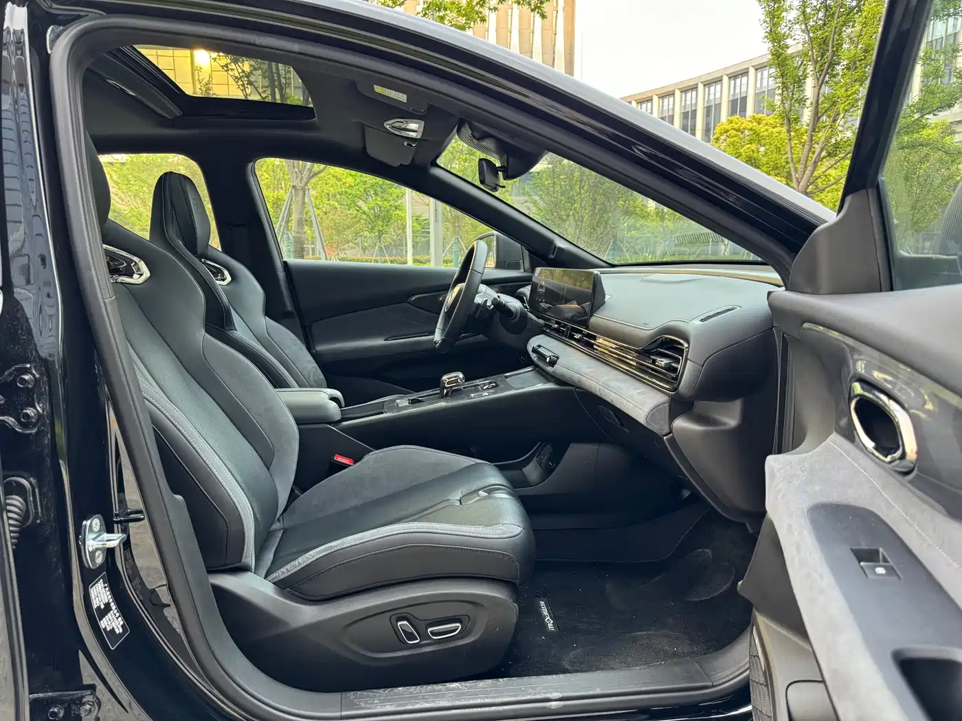 GAC Trumpchi Trumpchi Emkoo 2024 Model 400T Auto Shadow Leopard R PRO Edition фото 8