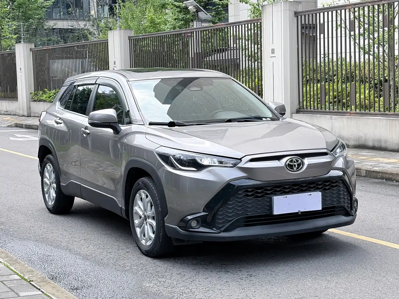 Toyota Frontlander 2023 2.0L CVT Leading Edition фото 3
