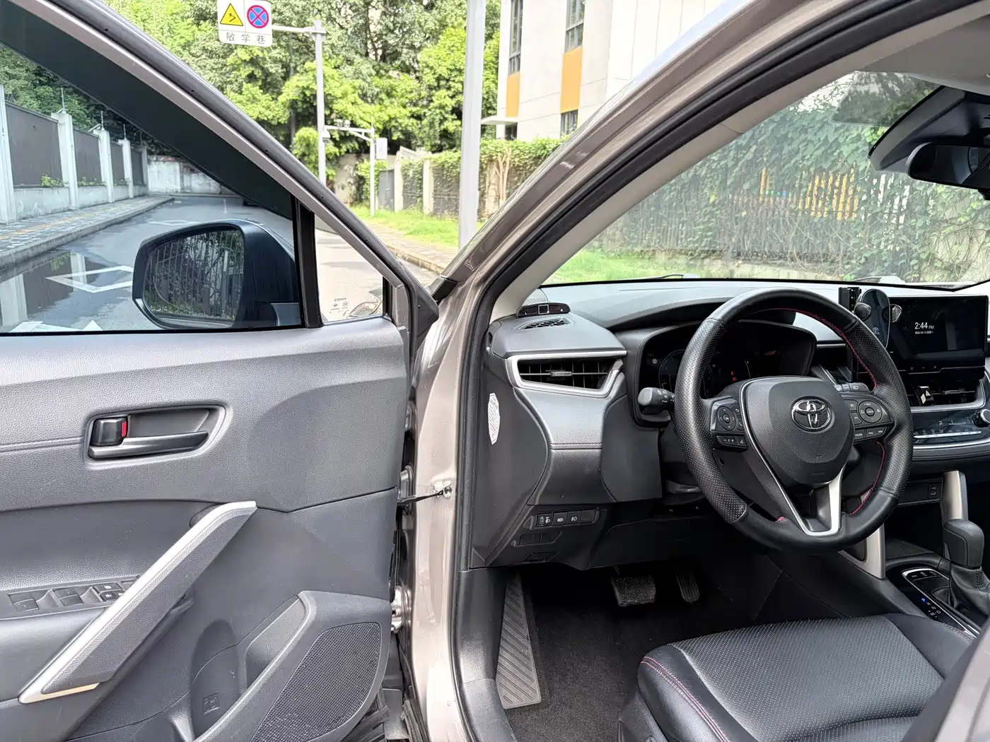 Toyota Frontlander 2023 2.0L CVT Leading Edition фото 13