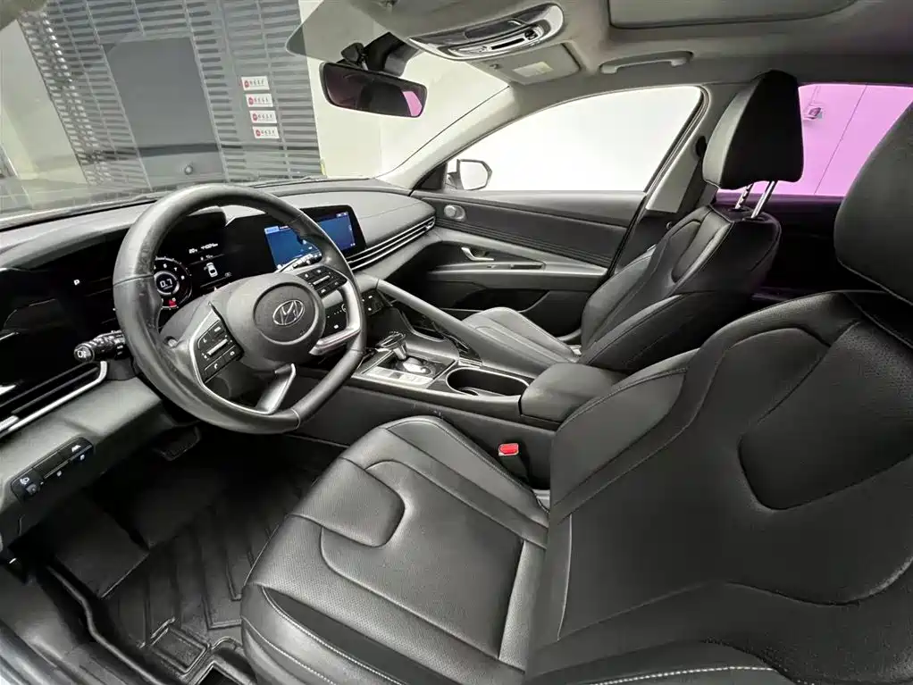 Hyundai Elantra 2021 1.5L CVT LUX Premium Edition фото 3
