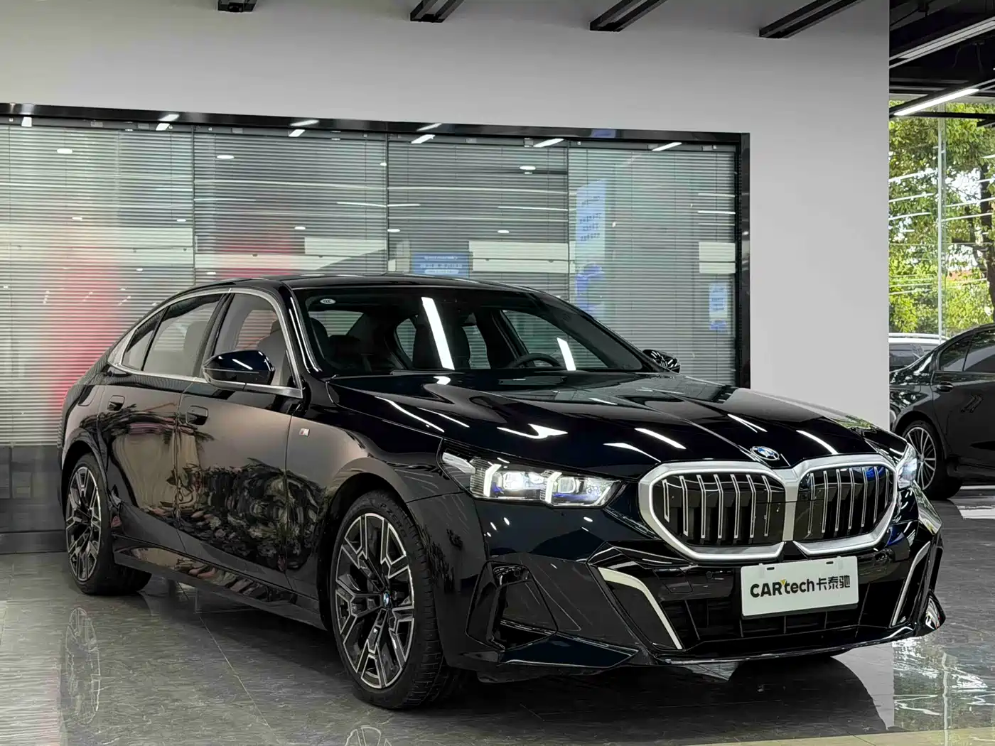 BMW 5 Series 2025 530Li Premium M Sport Package фото 3