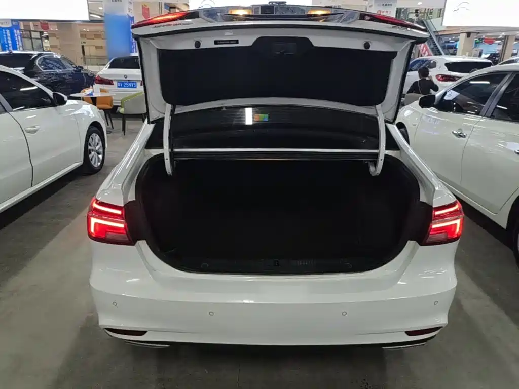 Roewe i6 2021 2020 PLUS 1.6L CVT 4G Connected Glory Luxury Edition