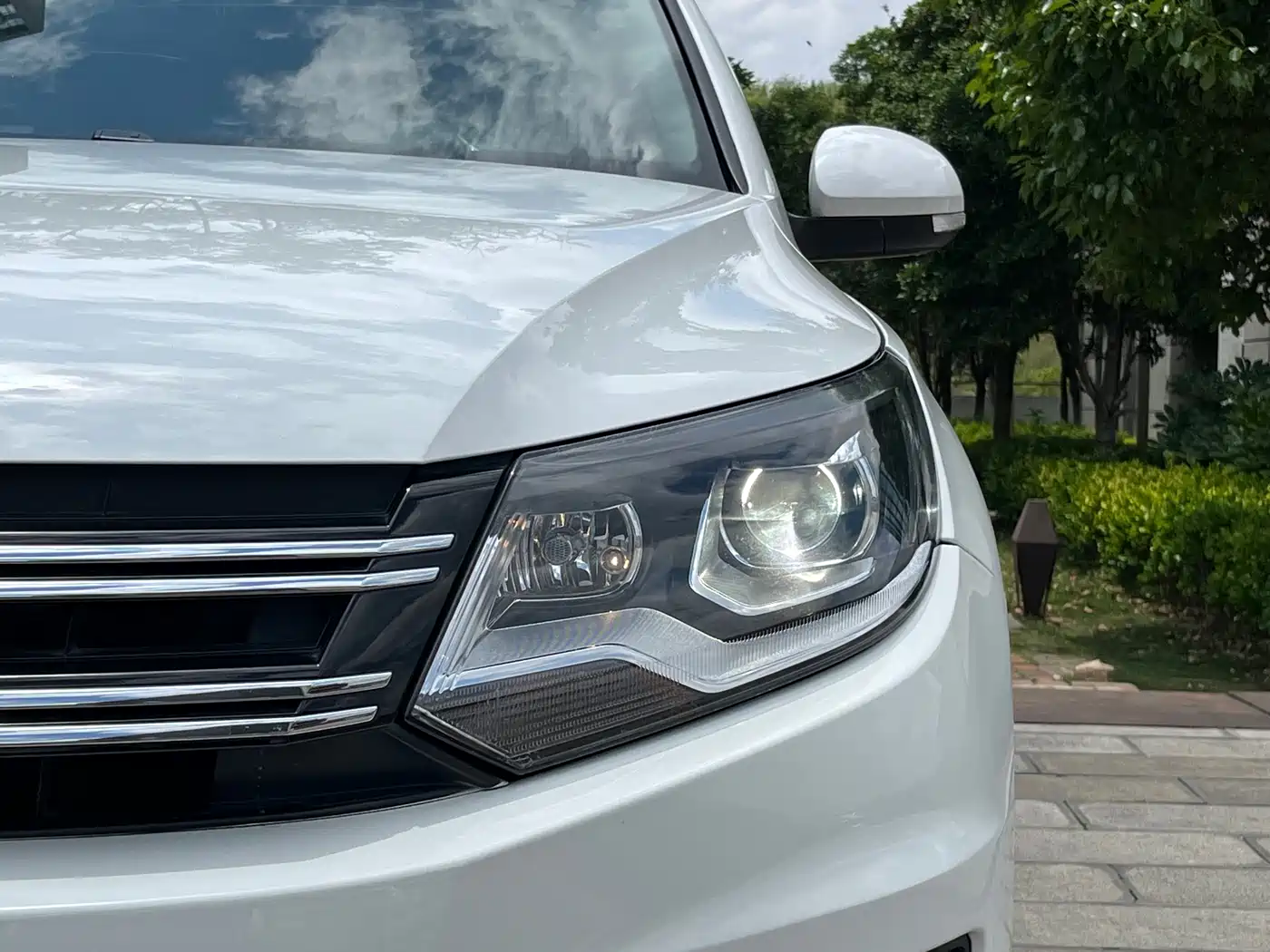 VOLKSWAGEN TIGUAN