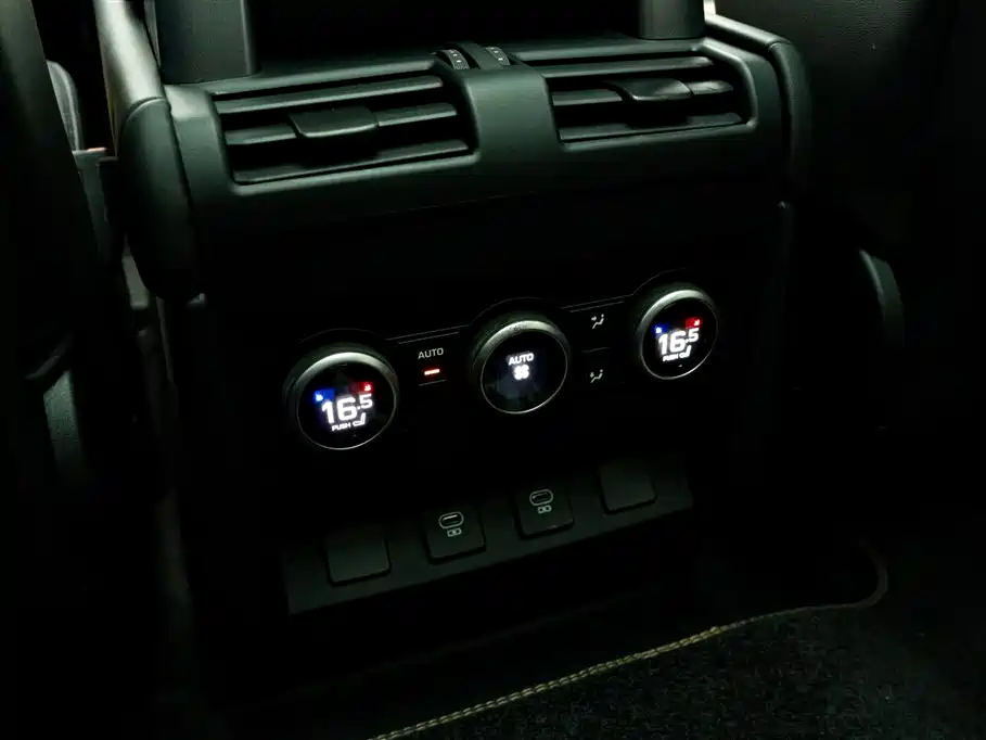 Land Rover Defender 2023 Model 90 2.0T P300 X-DYNAMIC HSE фото 27