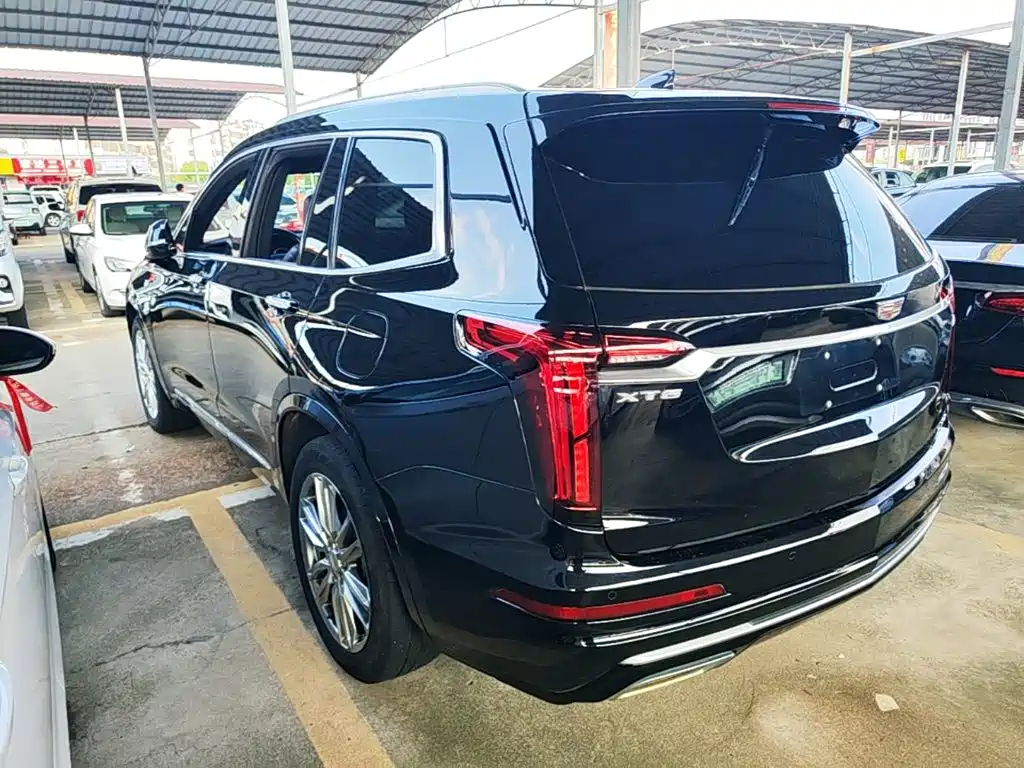 Photo 5 - Cadillac XT6