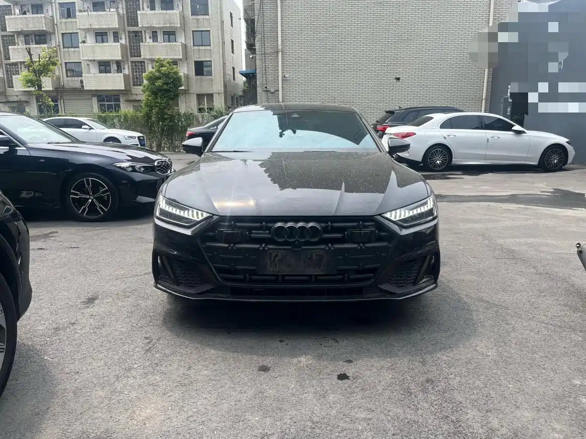 Фото 2 - Audi A7L