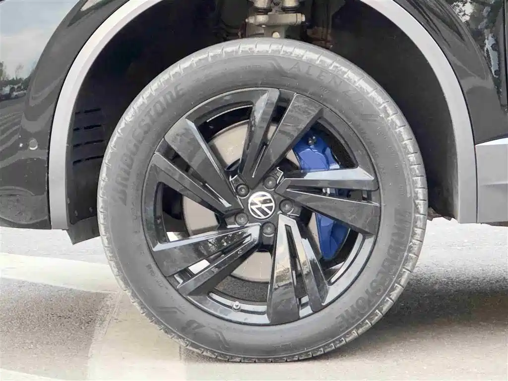 Volkswagen Touareg 2023 3.0TSI R-Line Black Sports Package фото 4