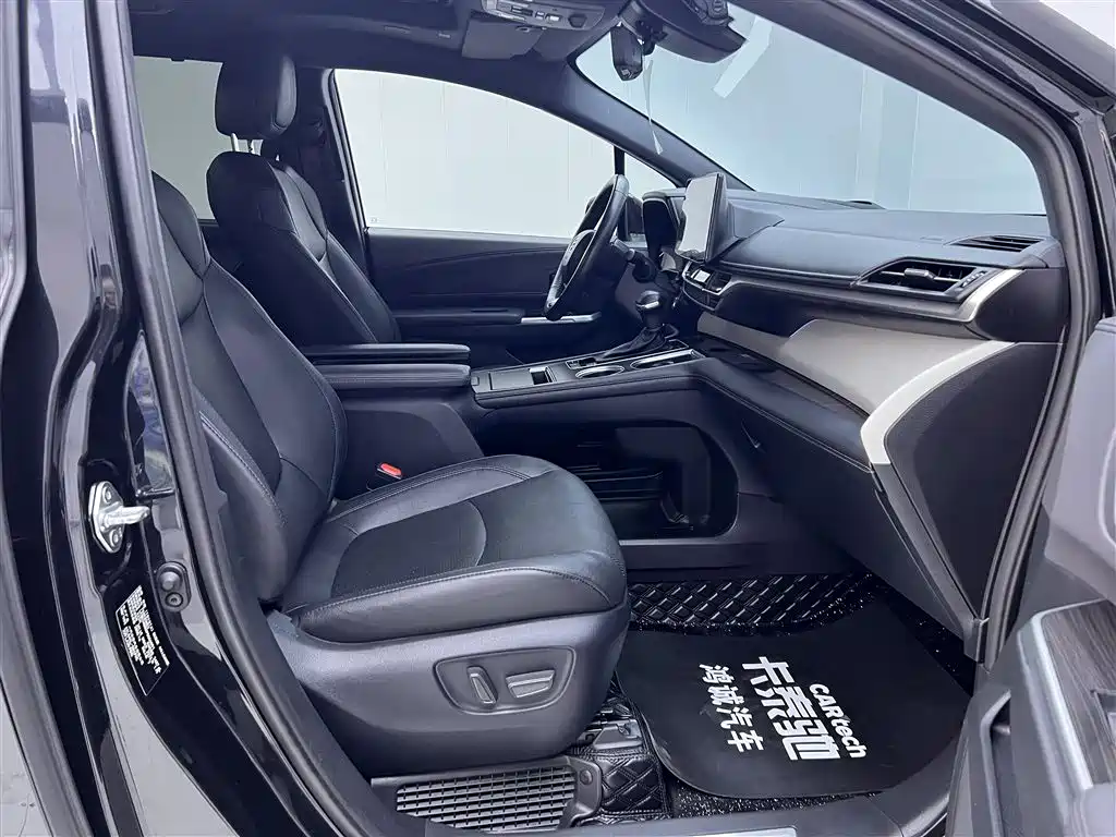 Toyota Granvia 2022 Model Year 2.5L Hybrid Flagship Edition фото 18