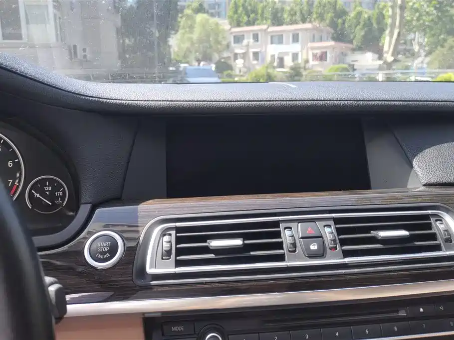 BMW 7 Series 2011 750Li xDrive фото 13