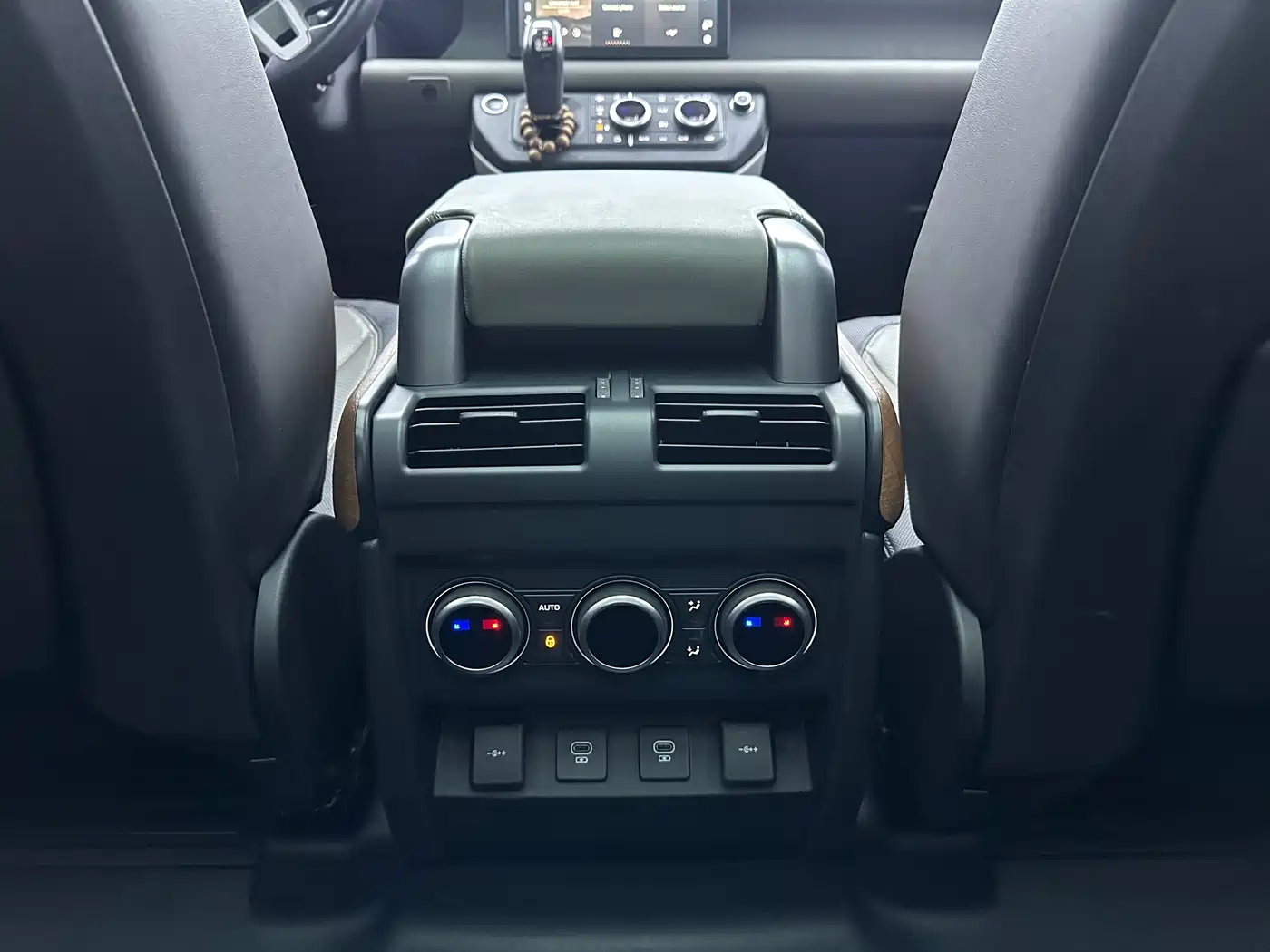 Land Rover Defender 2020 Model 110 P400 HSE фото 15