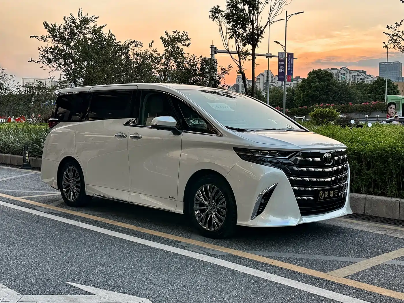 Toyota Alphard 2025 Hybrid 2.5L Ultimate Gold Edition фото 3