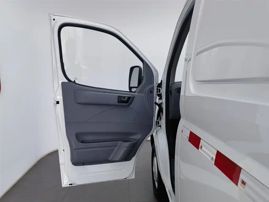 SAIC Maxus Xintu V80 2020 2.5T Manual Classic City Delivery King Short Wheelbase Medium Roof 2/3-seater фото 8