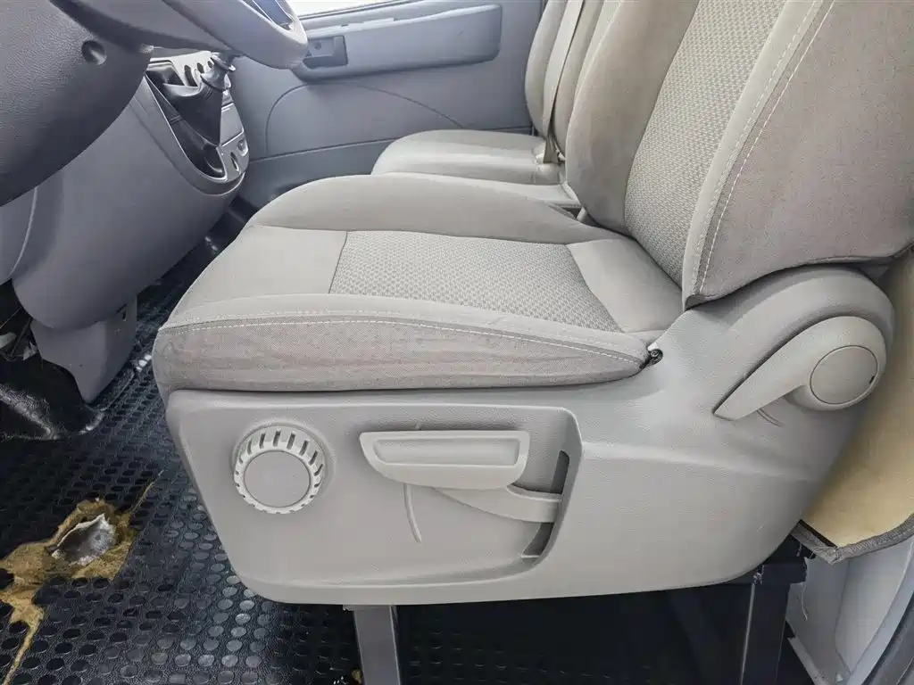 SAIC Maxus Xintu V80 2020 2.5T Manual Classic City Delivery King Short Wheelbase Medium Roof 2/3-seater фото 20