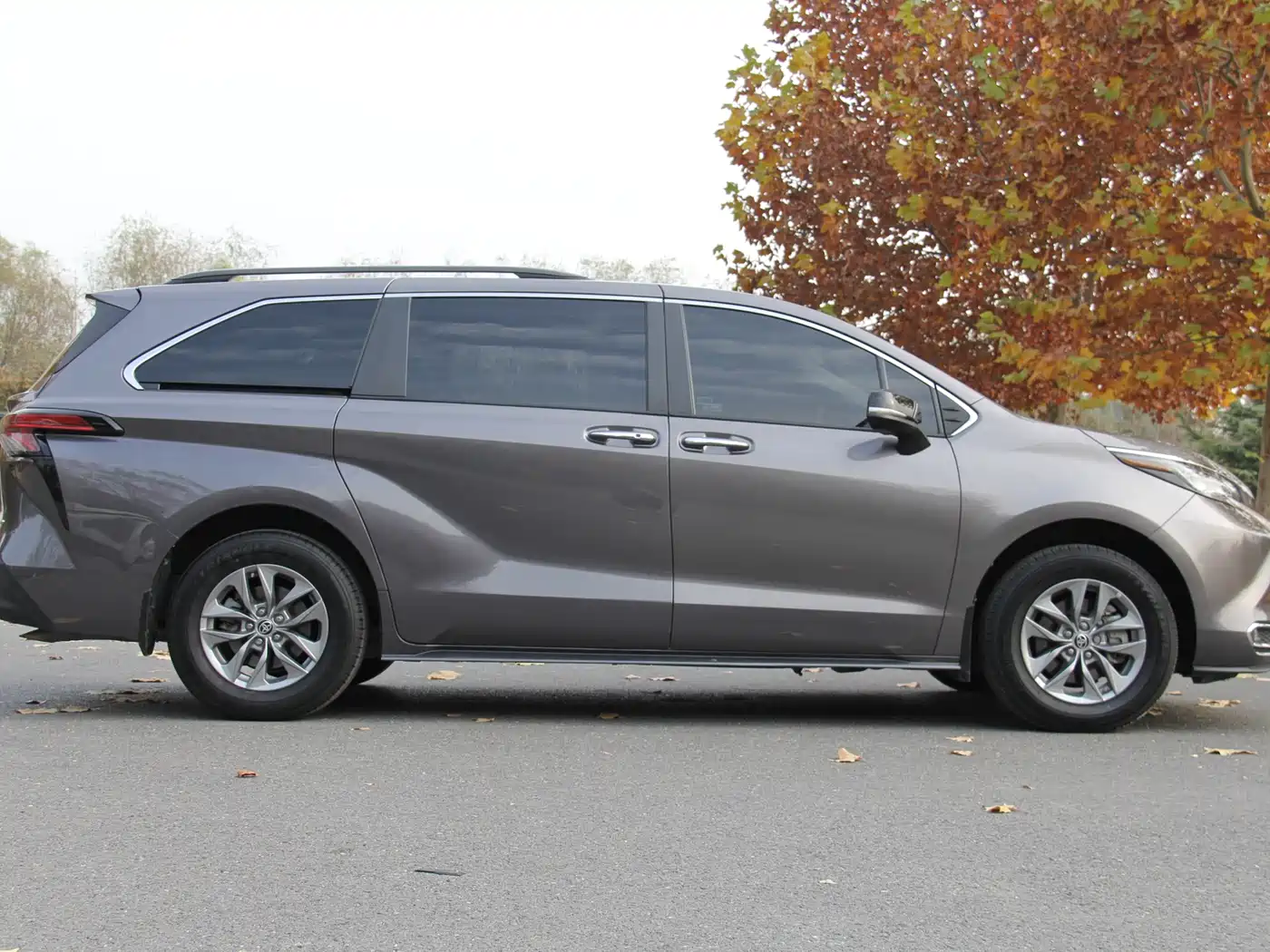 Toyota Sienna 2021 2.5L Hybrid Platinum Edition фото 8