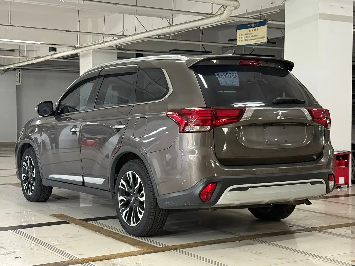 Mitsubishi Outlander 2019 2.4L 4WD Deluxe Edition 7-Seater China VI фото 6