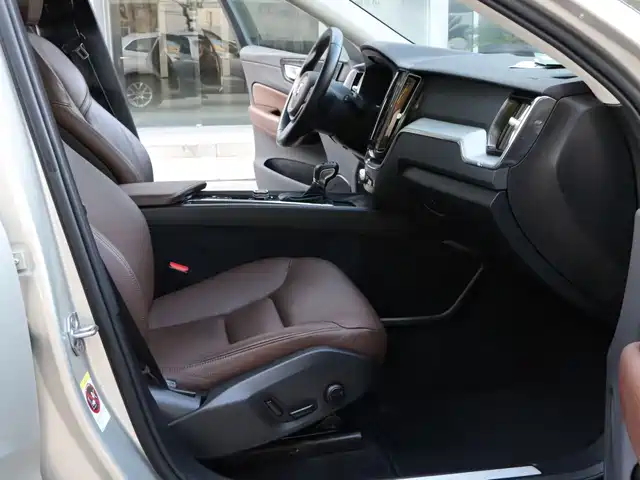Volvo XC60 2020 T5 4WD Intelligent Comfort Luxury Edition — фото 4