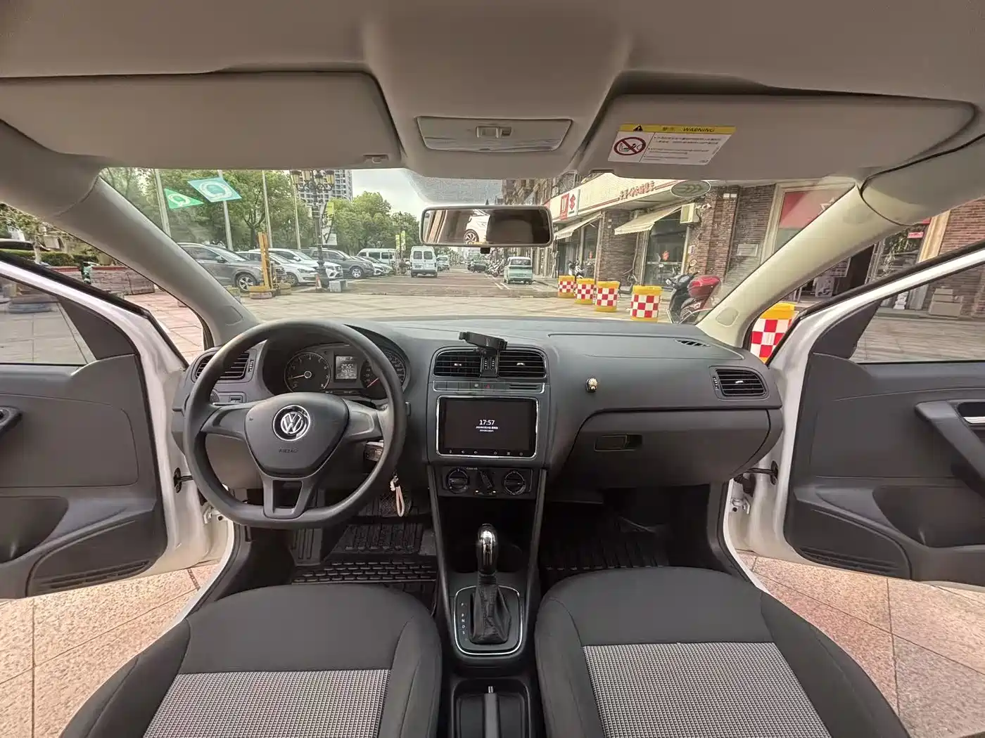 Volkswagen Polo 2016 1.4L Automatic Trend фото 14