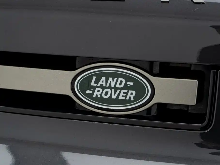 Land Rover Defender 2023 Model 90 2.0T P300 X-DYNAMIC HSE фото 10