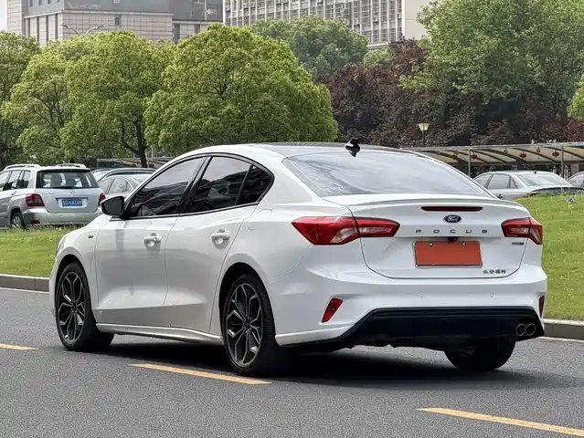 Ford Focus 2021 Sedan EcoBoost 180 Auto ST Line — фото 5