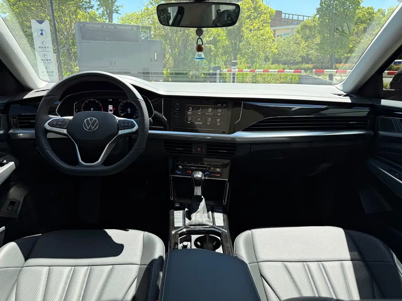 Volkswagen Passat 2024 380TSI Starlight Luxury Edition фото 9
