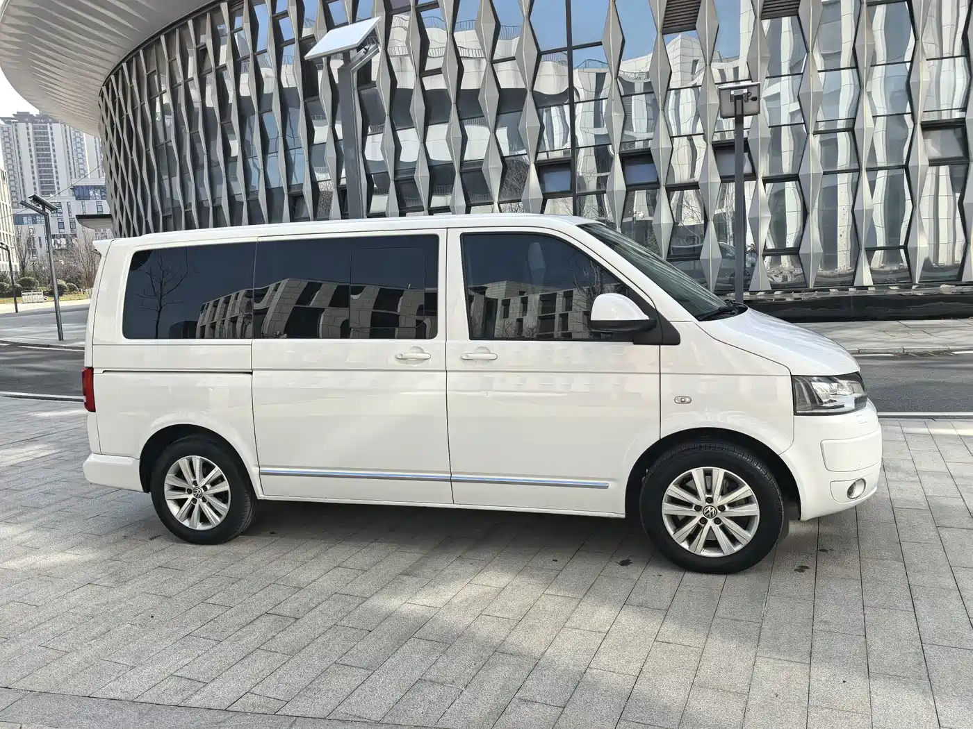 Volkswagen Multivan 2016 2.0TSI 2WD 66th Anniversary Edition фото 4