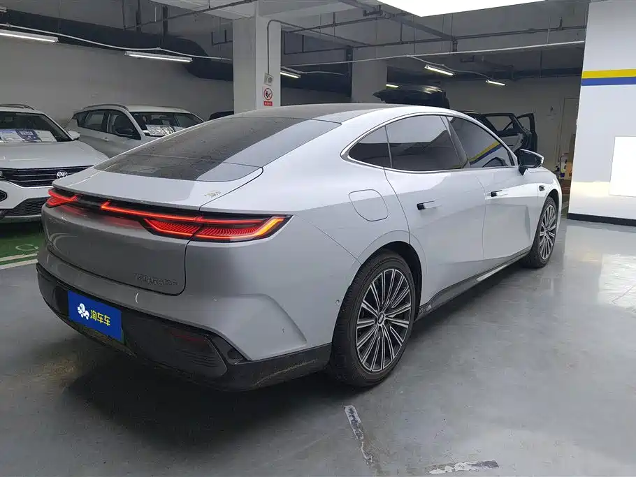 Geely Galaxy Galaxy Xingyao 8 2025 Model 130km EM-i Flagship Edition фото 3