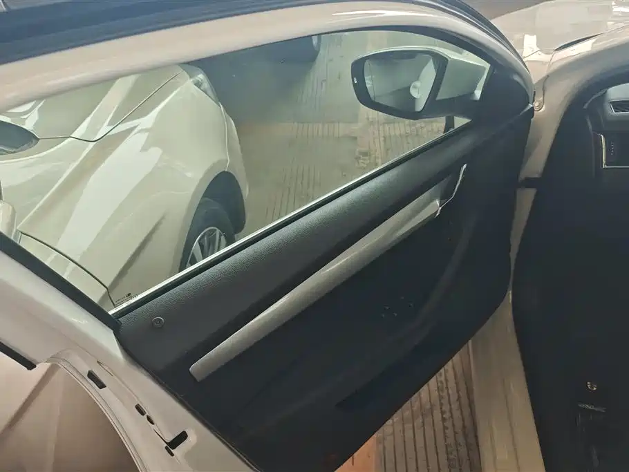 Škoda Octavia 2016 1.6L Automatic Pioneer Edition фото 7