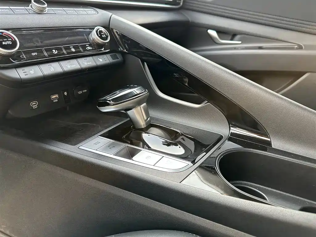 Hyundai Elantra 2023 Model 1.5L CVT LUX Premium Edition фото 14