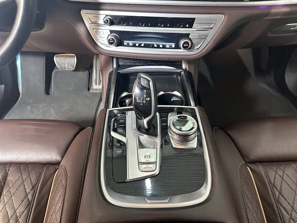 BMW 7 Series 2021 Model 740Li Leading M Sport Package фото 9