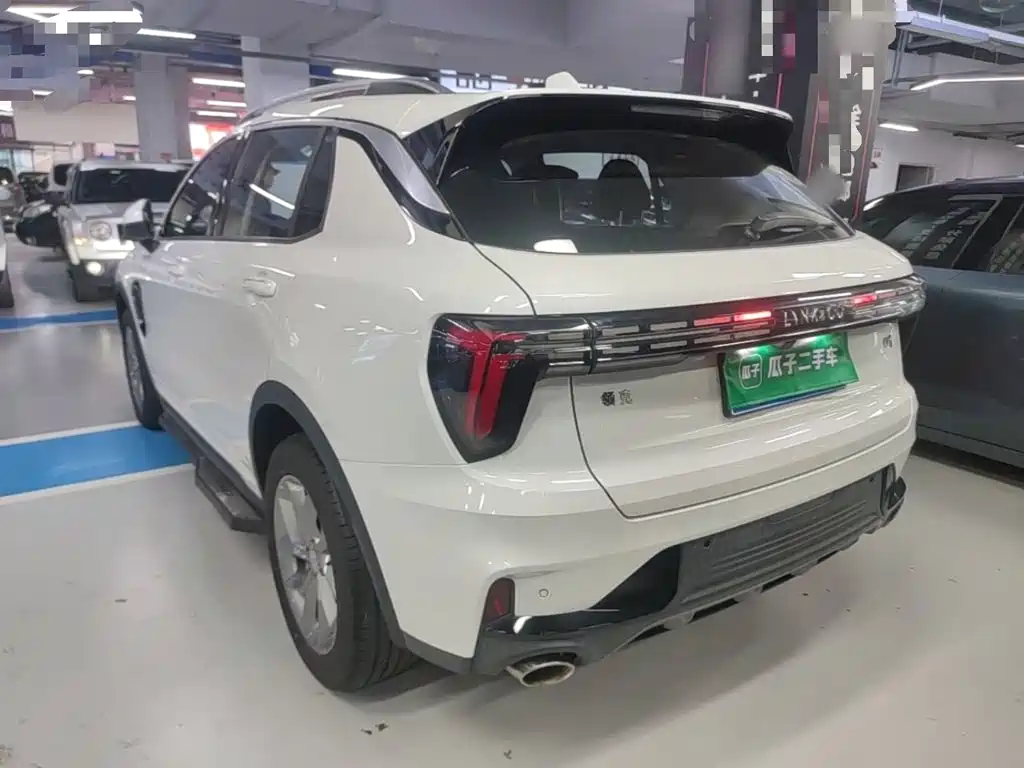Фото 5 - Lynk & Co 01
