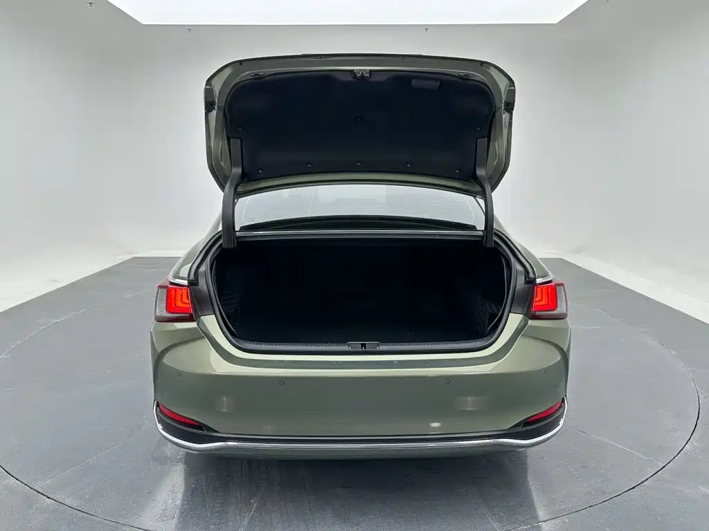 Photo 24 - Lexus ES