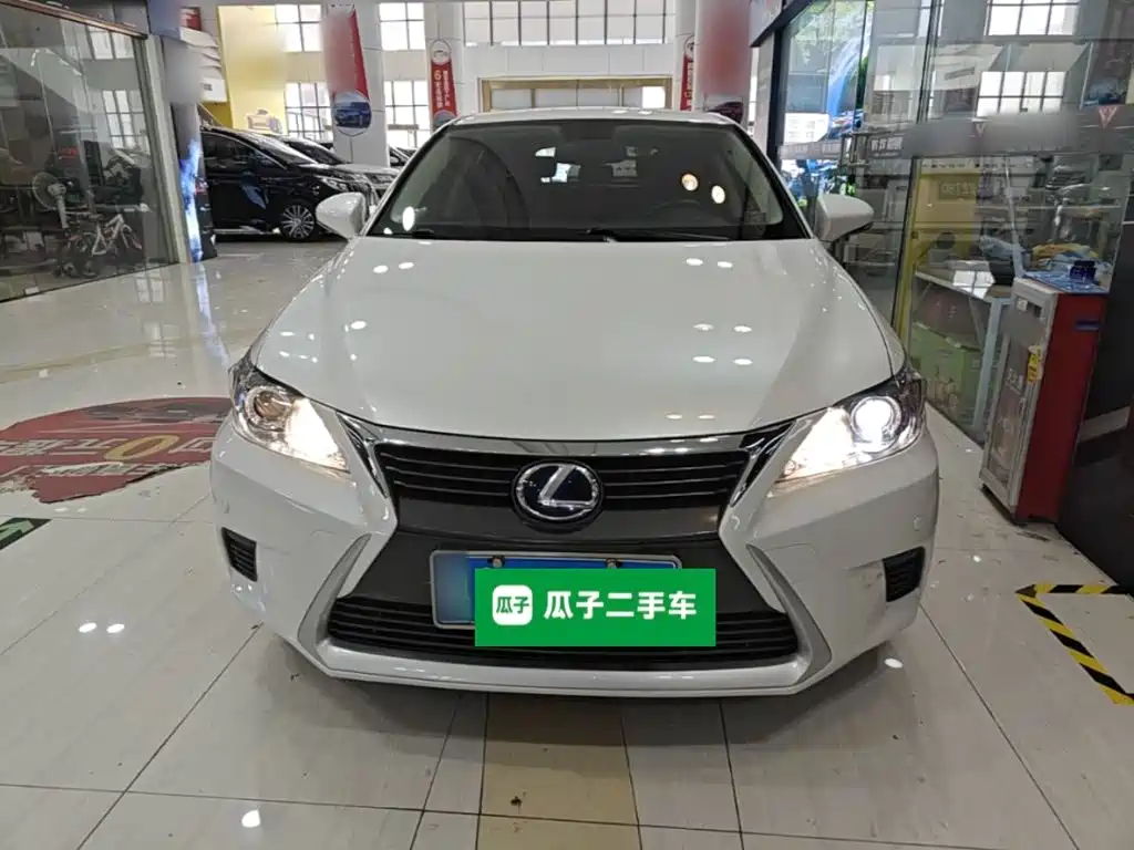 Фото 3 - Lexus CT