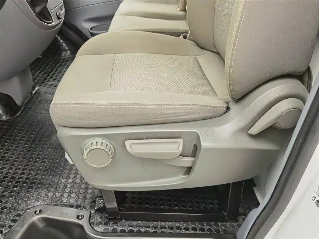 SAIC Maxus Xintu V80 2023 2.0T Manual Classic City Delivery King Short Wheelbase Medium Roof 3 Seats фото 20