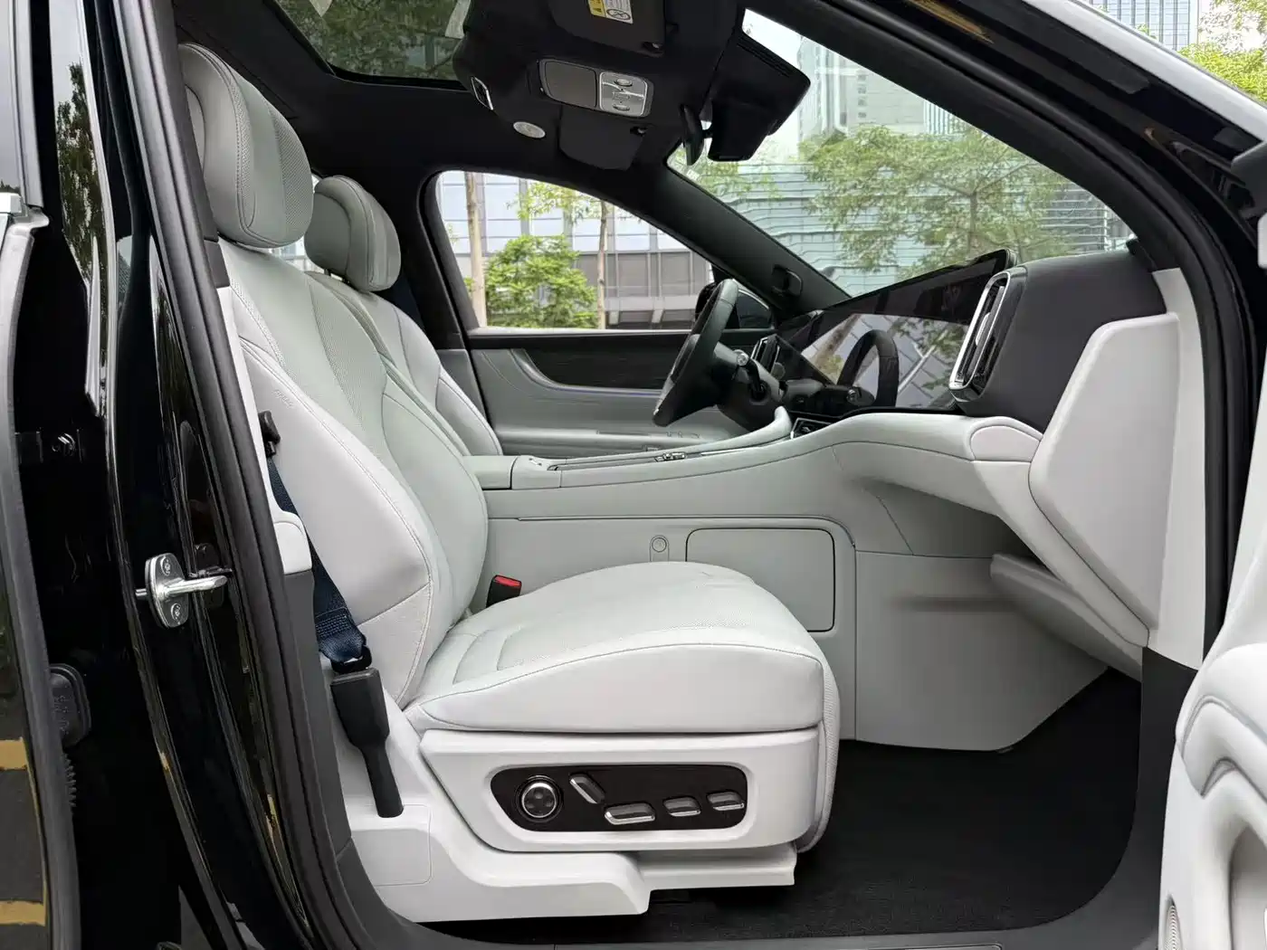 AITO Wenjie AITO M9 2025 Extended Range Ultra 52kWh 6-Seater фото 16