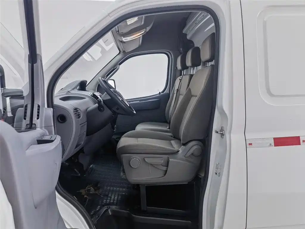 SAIC Maxus Xintu V80 2020 2.5T Manual Classic City Delivery King Short Wheelbase Medium Roof 2/3-seater фото 10