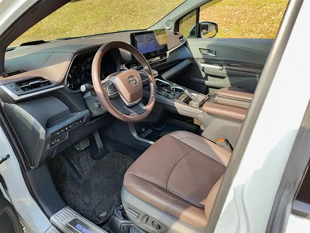 Toyota Sienna 2023 2.5L Hybrid Platinum Edition фото 7