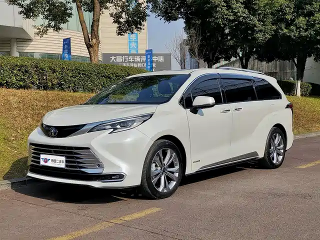 Toyota Sienna 2023 2.5L Hybrid Platinum Edition