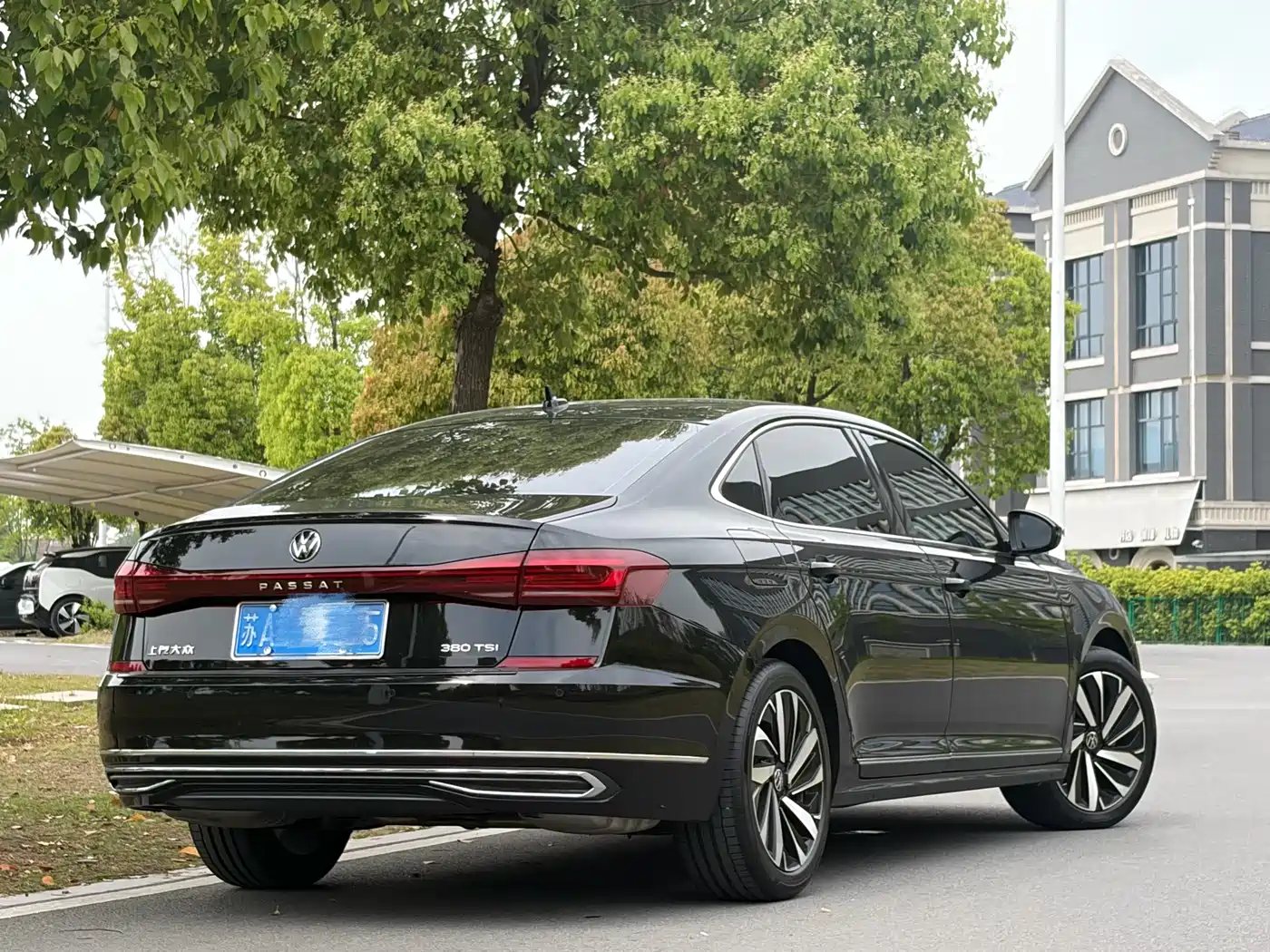Volkswagen Passat 2025 Outstanding 380TSI Starlight Dragon Soaring Edition фото 5