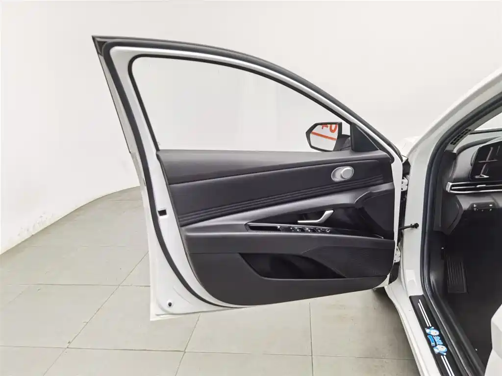 Hyundai Elantra 2021 1.5L CVT LUX Premium Edition фото 8