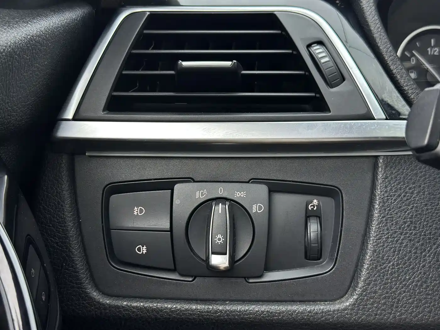 BMW 3 Series 2018 318Li фото 10