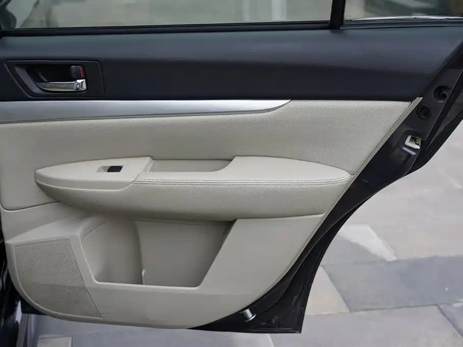 Subaru Legacy 2010 Model 2.0i Luxury фото 20