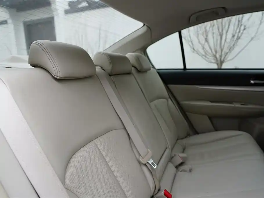 Subaru Legacy 2010 Model 2.0i Luxury фото 28