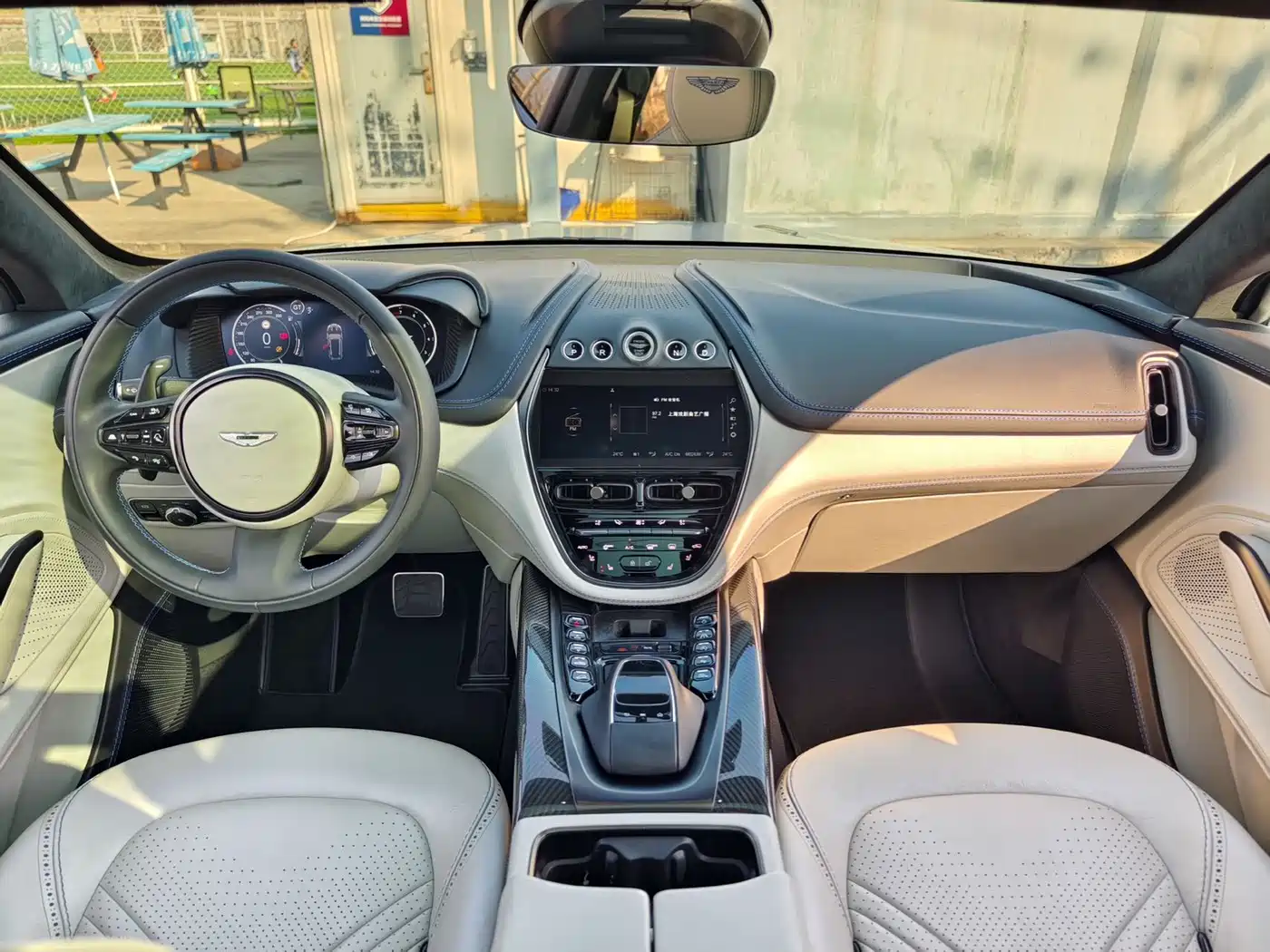 Фото 14 - Aston Martin DBX