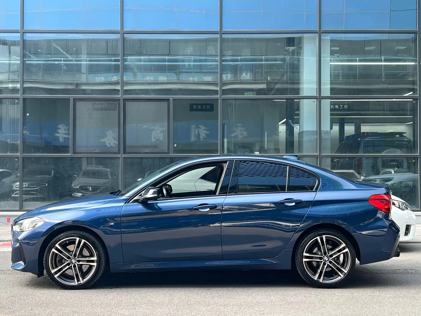 BMW 1 Series 2021 125i M Sport Black Night Edition фото 3