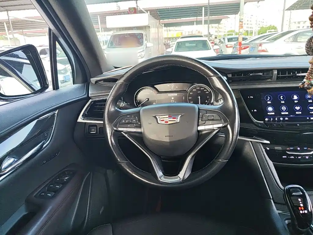 Photo 11 - Cadillac XT6