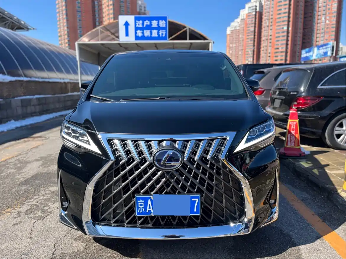 Lexus LM 2020 300h 4-Seat Imperial Edition фото 2